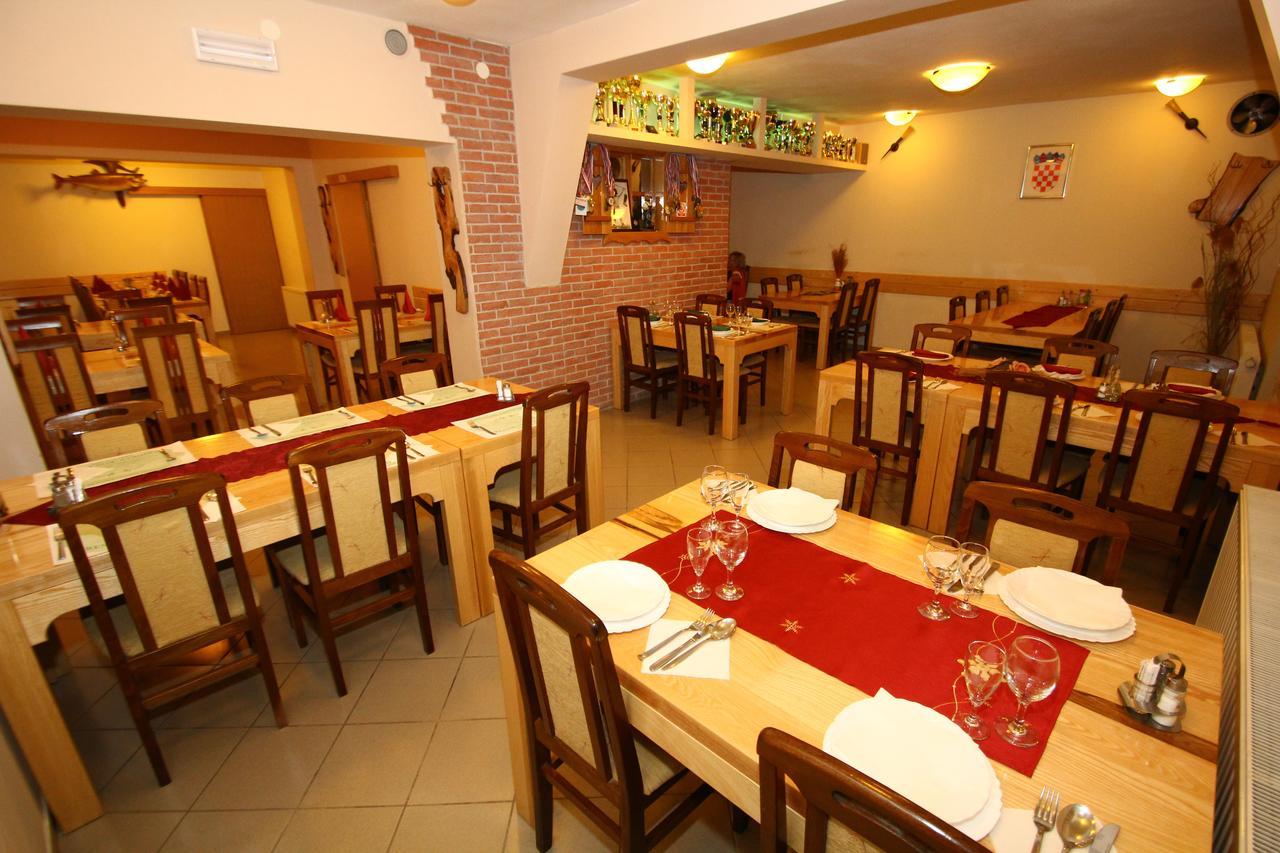 Kod Ribica Bed and Breakfast Jasenovac Buitenkant foto